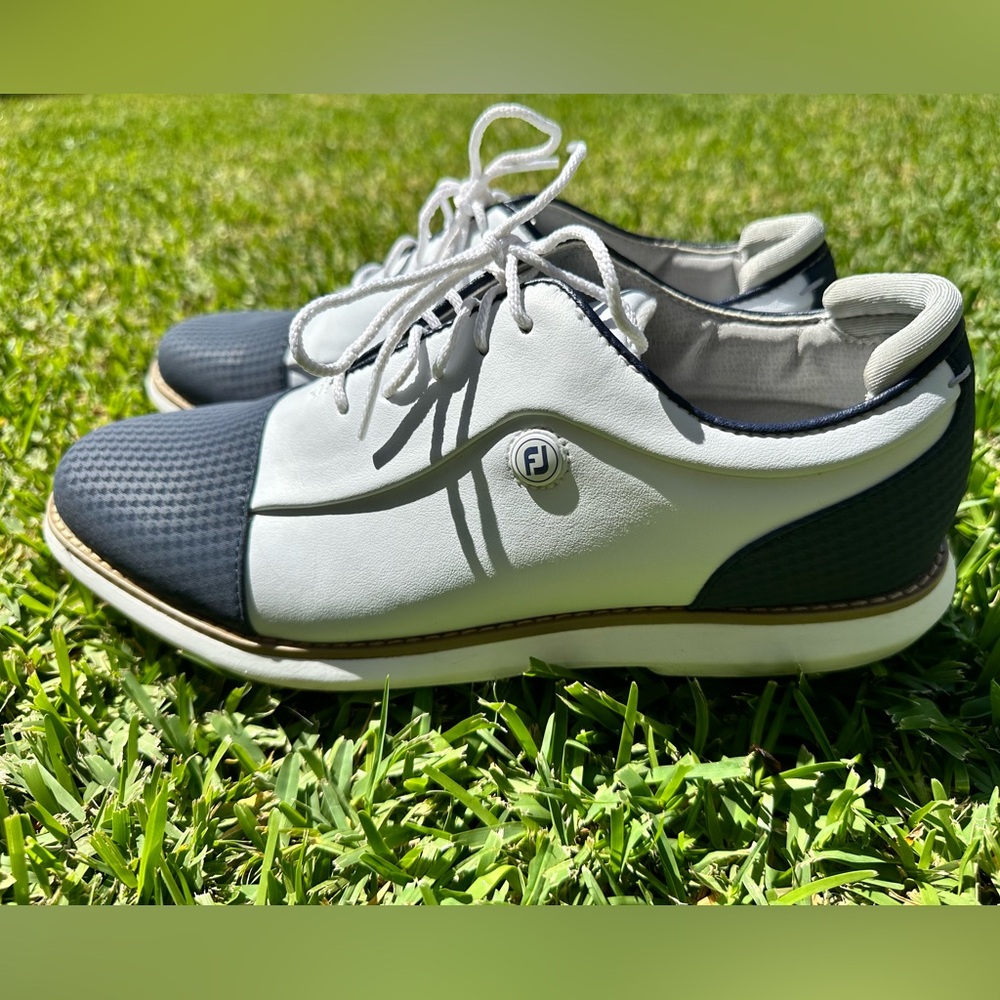 Footjoy women’s Tradition Cap Toe golf shoes. Size 9 like new condition